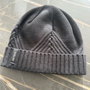 Arc’teryx black Knit Beanie, like new